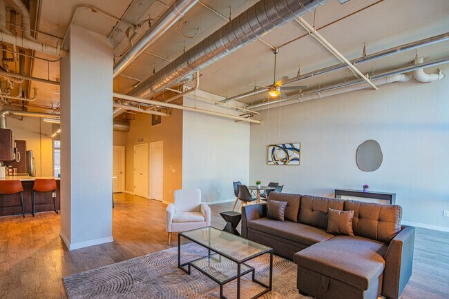 Building Photo - 1275 E University Dr