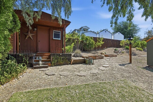 Building Photo - Remodeled Mid-Century 3-Bedroom, 2.5-Bath Home in a Highly Desirable Boise Neighborhood