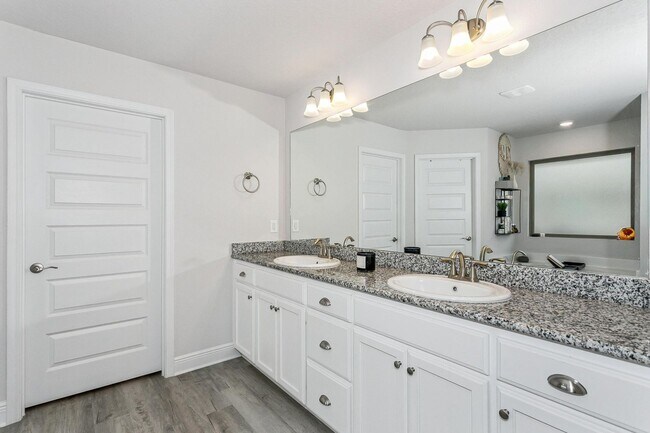 Building Photo - Beautiful Custom Build Home in North Crestview