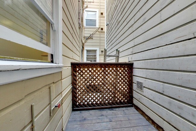 Building Photo - Parking! 2BR. Private Patio!  DISHWASHER! On-Site LAUNDRY! HARDWOOD!