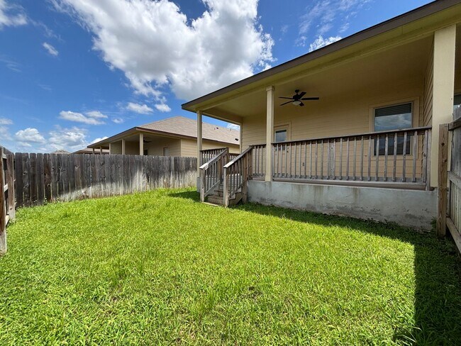 Building Photo - Luxury Duplex in Seguin with 3-bed, 2-bath...