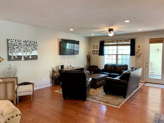 Building Photo - 130 Spring Pine Ln