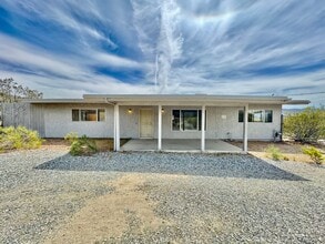 Building Photo - Move in ready/ 2 bedroom 1 bath