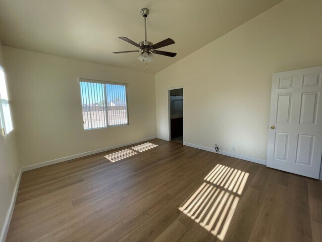 Building Photo - Apple Valley Home in The Vineyards- 3 Bedrooms, 2 Bathrooms, 2 Car Garage, New Flooring