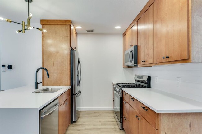 Building Photo - 905 Turtle Creek Blvd