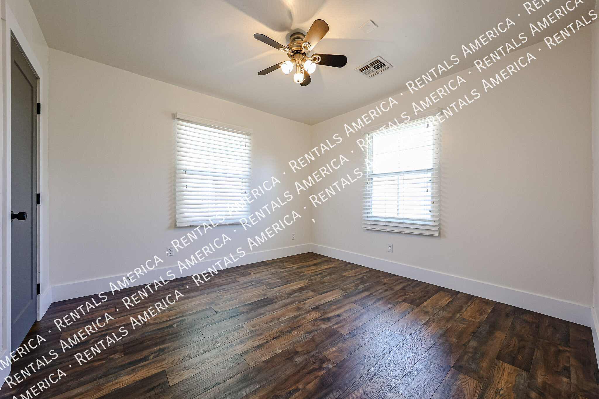Building Photo - 1310 W Glenrosa Ave