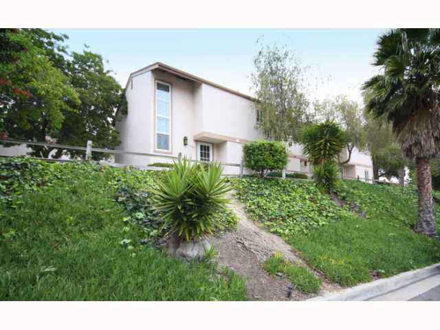 Building Photo - Upgraded End-Unit Townhome