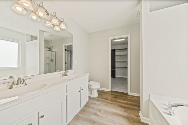 Building Photo - Beautiful 4 bedroom 2.5 bath with Fenced Y...