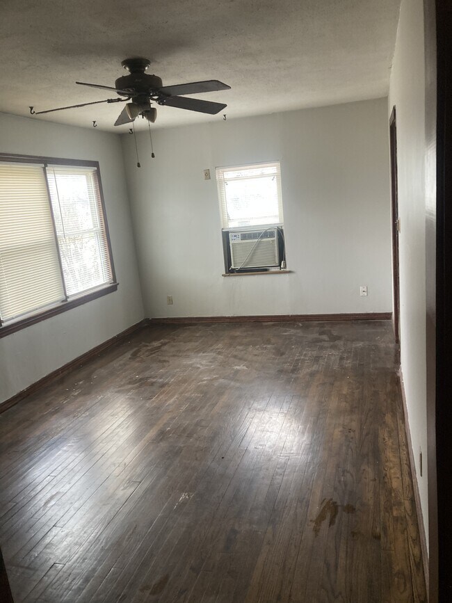 Building Photo - 910 Bell Dr