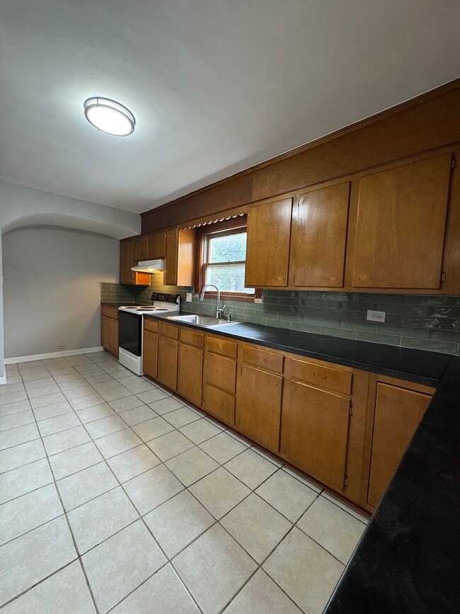 Building Photo - Beautiful 3-bedroom house for Rent AVAILAB...
