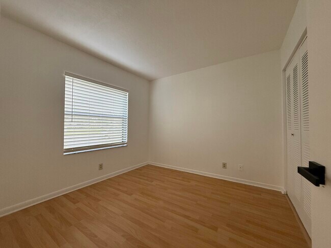 Building Photo - 6820 Palmetto Cir S