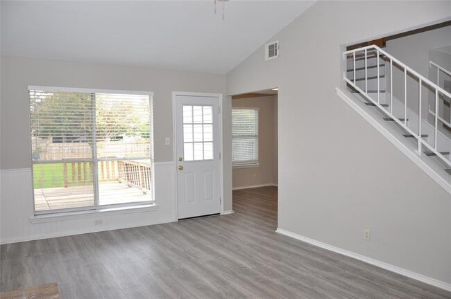 Building Photo - 800 Daffodil Dr