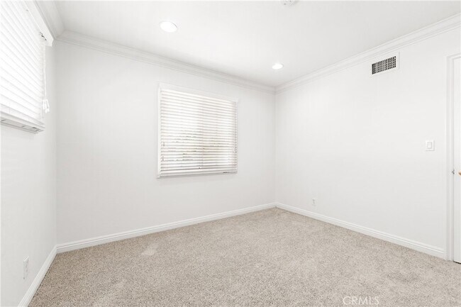 Building Photo - 5892 Meadowlark Dr