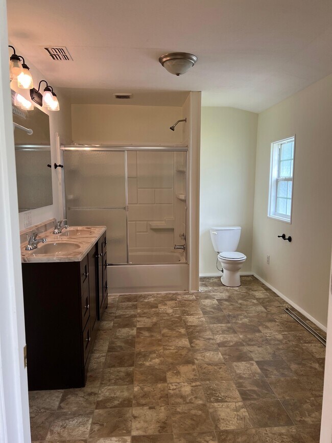 Building Photo - 2704 Spring Park Rd