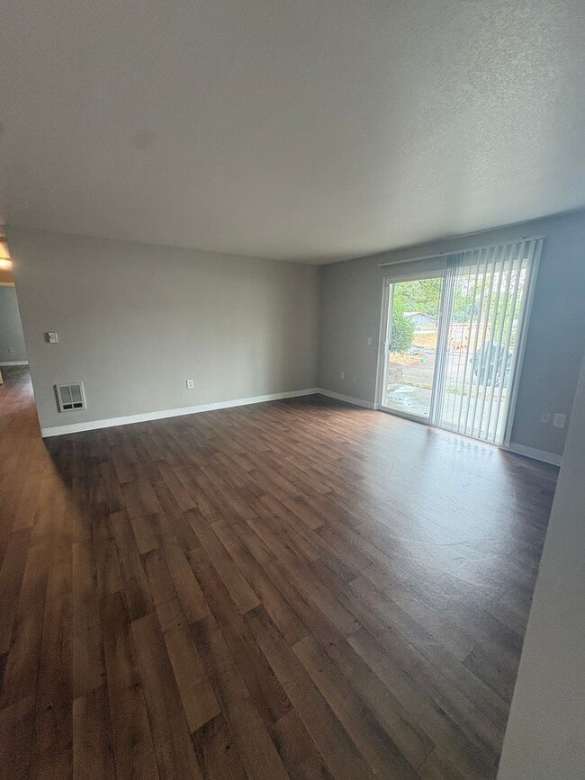 Building Photo - Apply by August 7th—August rent is on us!