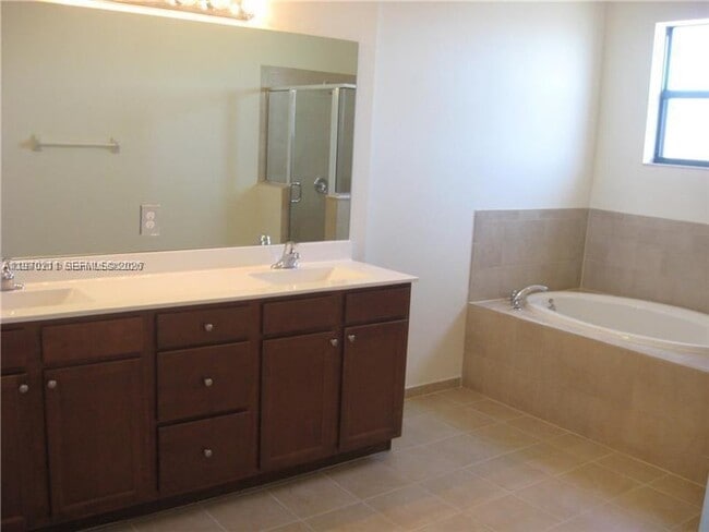 Building Photo - 16585 SW 42nd Way