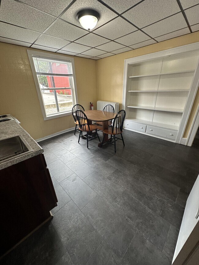 Building Photo - 906 Gompers Ave