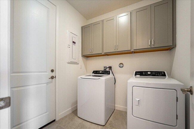 Building Photo - 3527 Angler Dr