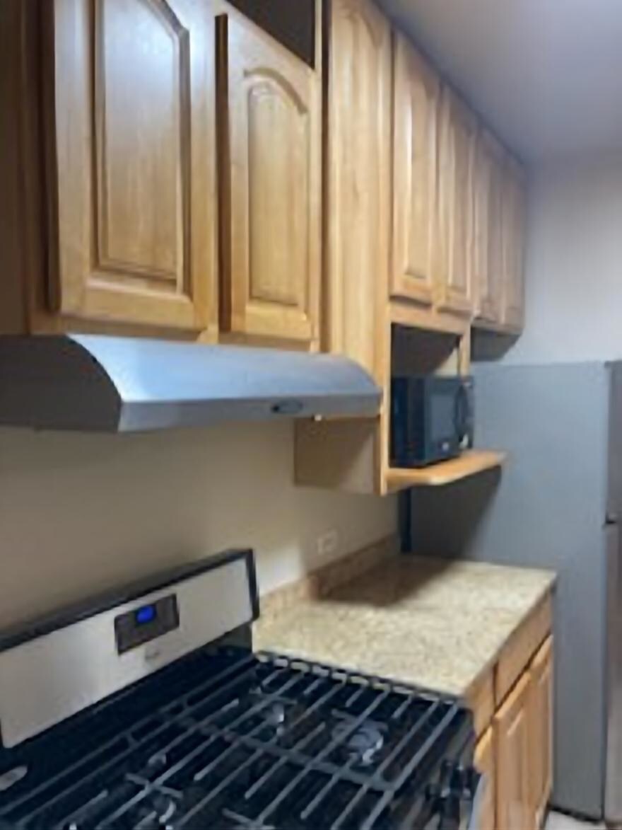 Kitchen - 7303 N Wolcott Ave