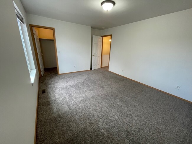 Building Photo - 425 W Shore Dr