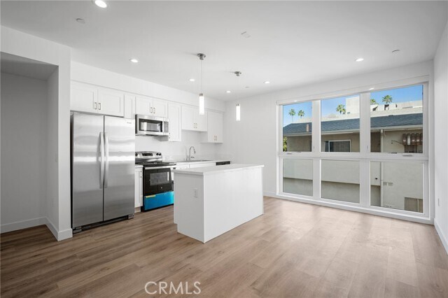 Building Photo - 10657 Moorpark St