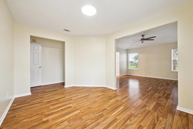 Building Photo - 3402 Fox Ct