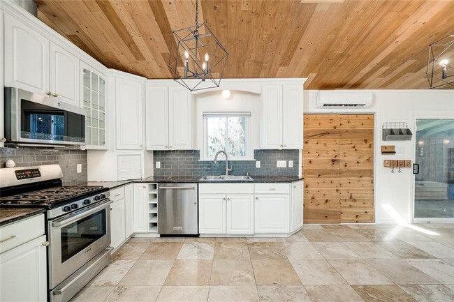 Building Photo - 2404 Barton Skyway