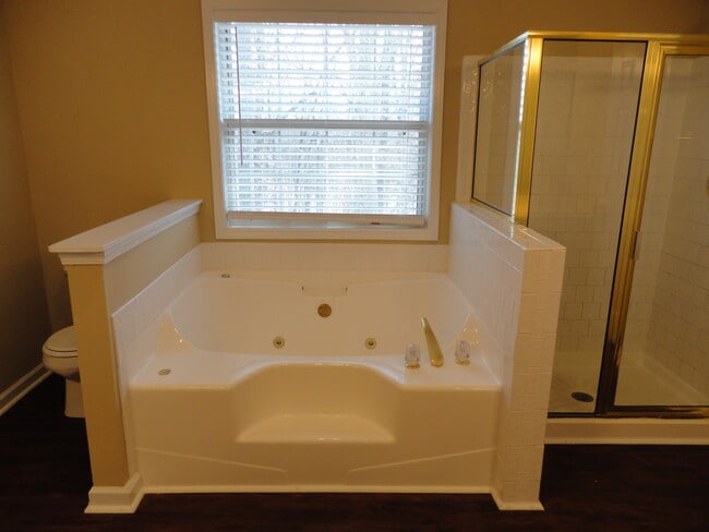 Building Photo - 2700 Kingstream Way SW