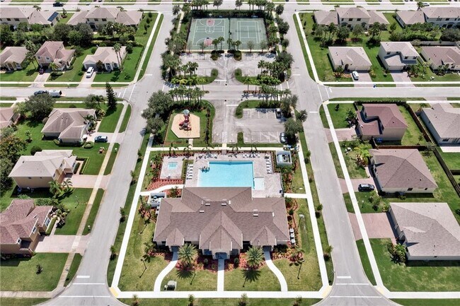 Building Photo - 9943 E Villa Cir