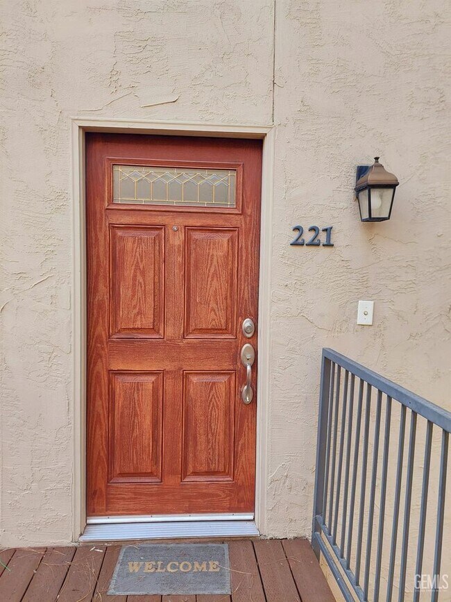 Building Photo - Condo, Clean and Private!