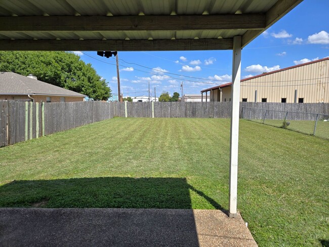 Building Photo - 3/2 Hewitt Duplex