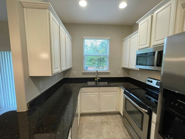 Building Photo - 2 Bedroom, 2.5 Bathroom Townhome in Grande Champions