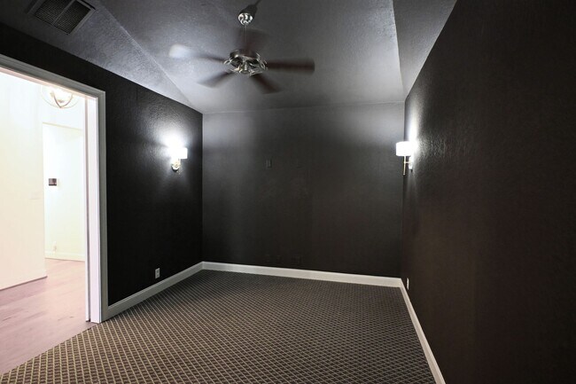 Building Photo - 1438 Oaklawn Dr