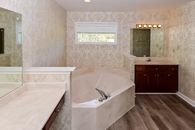 Building Photo - 10338 Ivy Laurel Cove