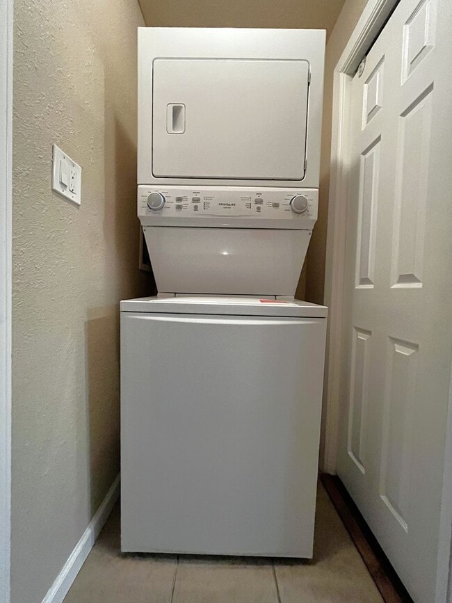 Building Photo - 1/2 Off First Months Rent! Absolutely darling, fully remodeled, single story, updated condo in a ...