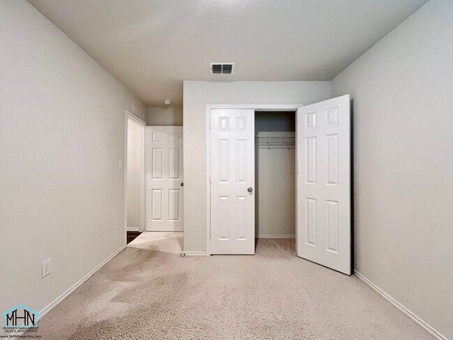 Building Photo - Charming 3-Bedroom, 2-Bathroom Oasis Nestled in the Vibrant Heart of San Antonio, Texas!