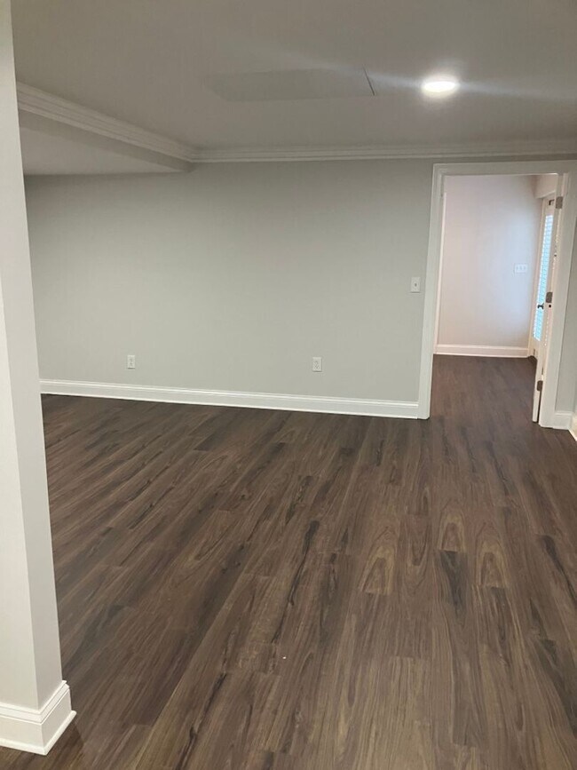 Building Photo - Lower Level Apartment in Beautiful Brentwo...