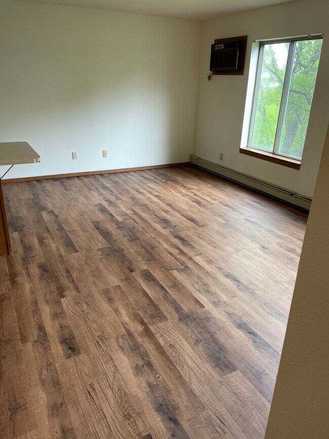 Building Photo - Four Bedroom Apartment