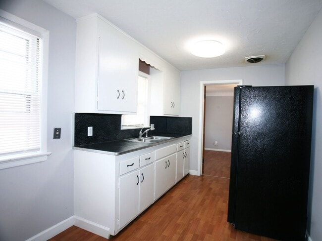 Building Photo - 4 Bedroom - 1.5 Bath Colonial available fo...