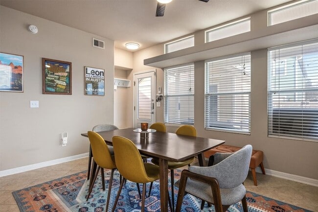 Building Photo - 1117 Nevarez