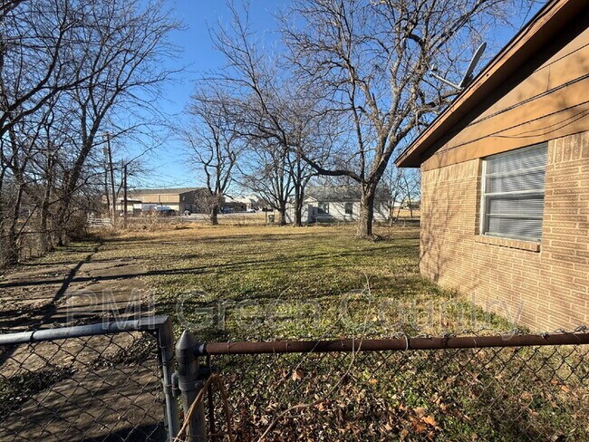 Building Photo - 306 E 3rd St