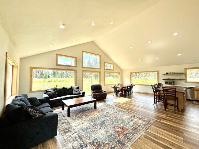 Building Photo - LIKE NEW K-BEACH HOME!