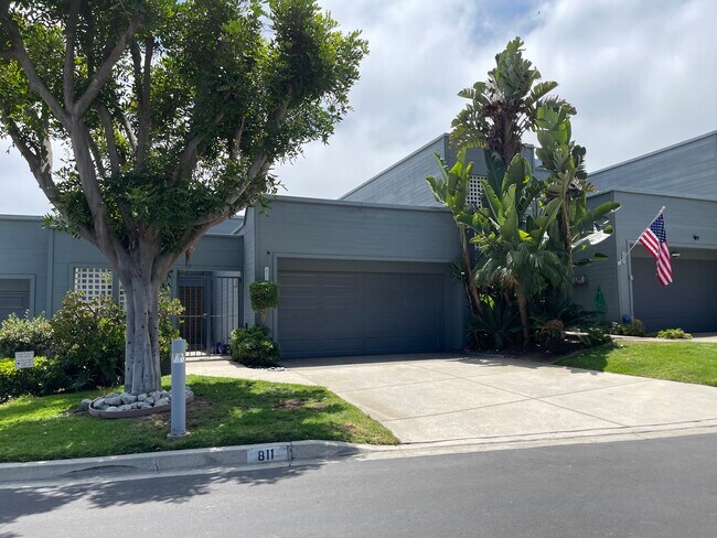 Street view of 811 Sprindrit Drive - 811 Spindrift Dr