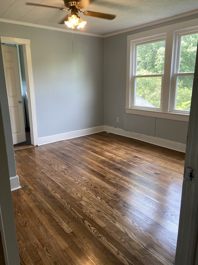 Master bedroom - 212 Westwood Dr