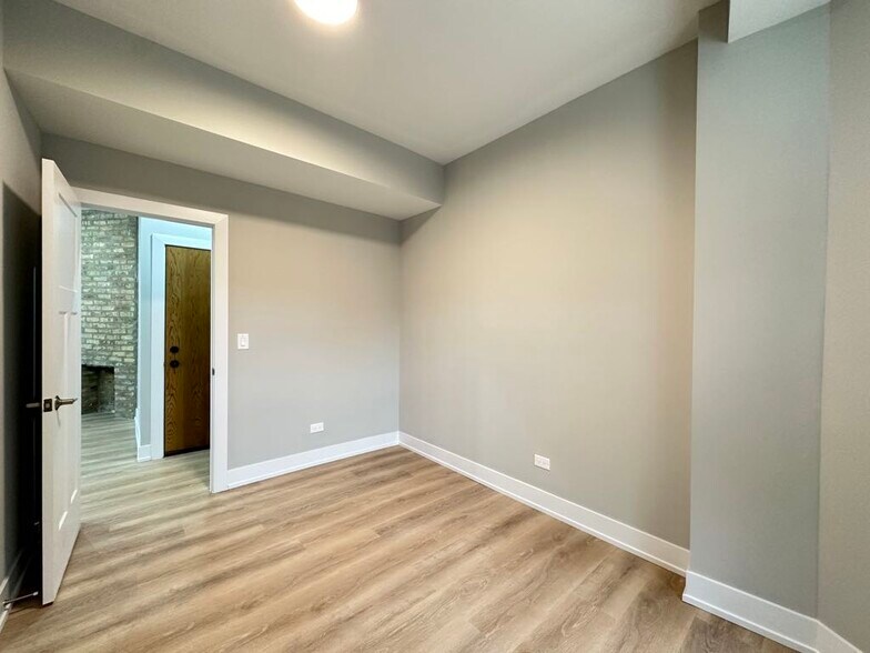Building Photo - 431 W Belden Ave