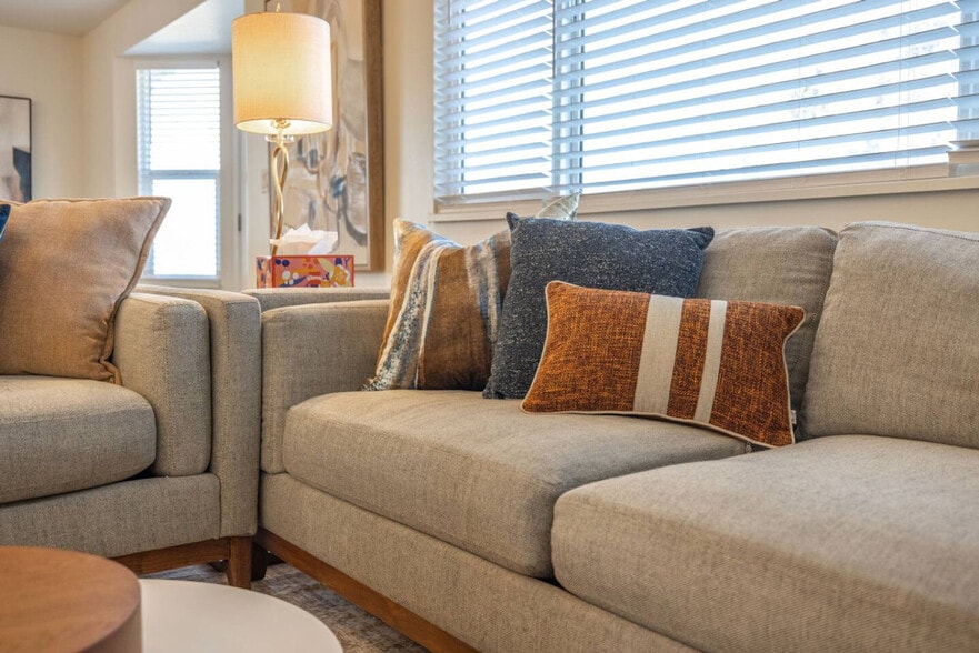 Building Photo - 1157 E Sego Lily Dr