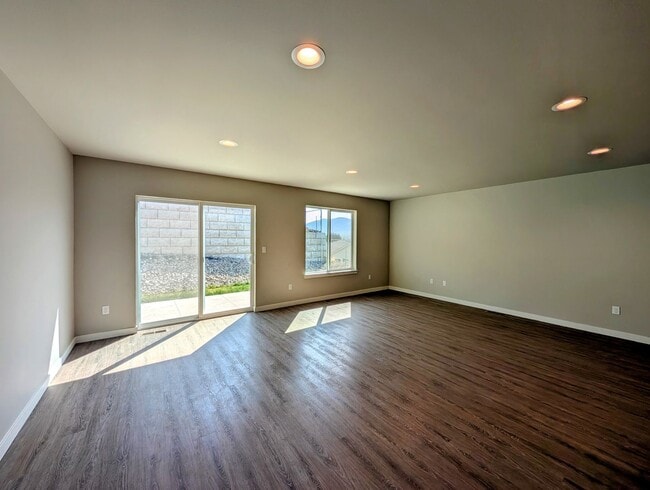 Building Photo - Charming 3-Bed, 2-Bath Home w/ Fenced Yard & W/D!