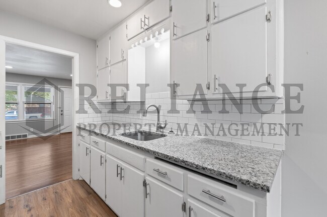 Building Photo - 2042 S Pinecrest St