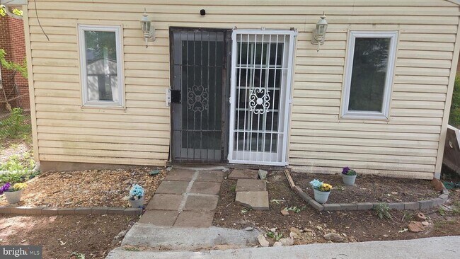Building Photo - 8806 Braeside Dr