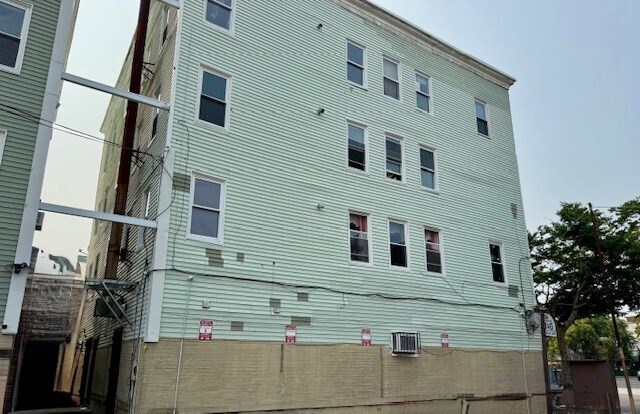 Building Photo - 50.5 Common St